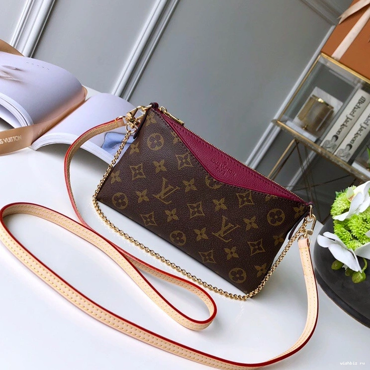 WIS PALLAS CHANELUTCH Louis Vuitton 1028